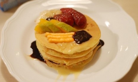 Pancake bisa dengan mudah dibuat adonannya menggunakan blender.