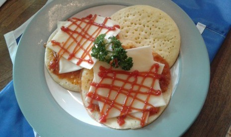 Pancake dengan saus bolognaise dan keju lembaran.