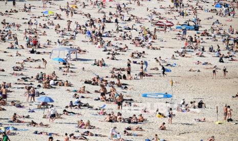  Pandangan umum menunjukkan orang-orang di pantai Bondi, di Sydney, New South Wales, Australia, Sabtu (11/9/2021). Greater Sydney dan wilayah sekitarnya akan tetap dikunci hingga setidaknya akhir September, karena otoritas kesehatan berjuang untuk menahan wabah virus corona. strain Delta yang ganas dari SARS-CoV-2, virus yang menyebabkan COVID-19.