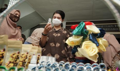 Pandemi Covid-19 tidak menjadi penghalang bagi peningkatan kreatifitas kalangan ibu-ibu yang lazim kondang disebut emak-emak di Bumi Serasan Sekate.  Melalui program kreatif TP PKK dan Dekranasda Muba, pemberdayaan emak-emak di Muba saat pandemi ini  tetap tumbuh dengan baik. 