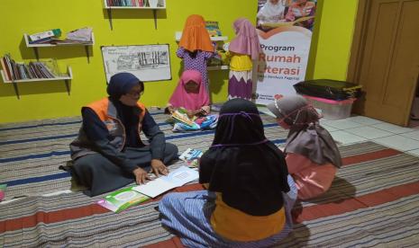 Pandemi Covid-19 yang terjadi selama setahun lebih, menjadikan sekolah dan seluruh kegiatan lain dilakukan secara daring. Situasi ini menuntut anak-anak banyak berinteraksi dengan ponselnya. Namun hal ini menjadikan anak-anak kecanduan ponsel, tidak hanya mempergunakannya untuk keperluan belajar tetapi lebih dari itu Waktu yang digunakan untuk bermain ponsel tidak terkontrol.