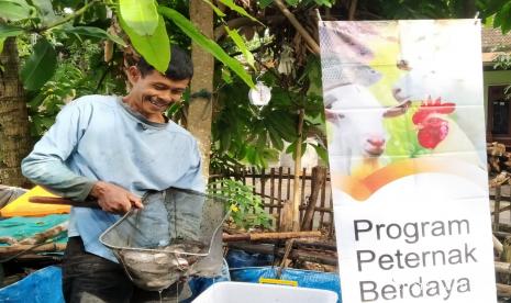 Pandemi yang belum kunjung usai tidak menyurutkan langkah Slamet dalam membudidayakan ternak lelennya. Pria berusia 52 tahun dari Desa Berdaya Keyongan, Boyolali ini adalah salah satu penerima manfaat dari program ekonomi Rumah Zakat.