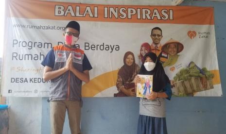 Pandemi yang berlangsung menyebabkan sekolah belum diijinkan untuk melaksanakan pembelajaran tatap muka. Maka pembelajaran dilaksanakan dengan metode daring (dalam jaringan). Berbagai sekolah hingga siswa dan orangtua merasakan kesulitan pembelajaran berbasis online ini.