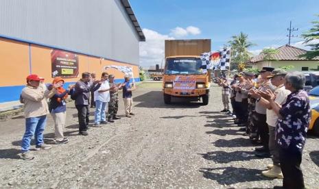 Pandistribusian logistik Pemilihan Umum (Pemilu) 2024 dari Gudang Logistik KPU Kabupaten Malang di Gudang Bulog, Kecamatan Kebonagung, Kabupaten Malang, Jawa Timur, Jumat (9/2/2024). 