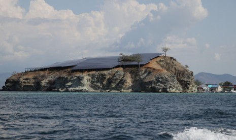 Panel Pembangkit Listrik Tenaga Surya (PLTS) kokoh tertanam di ketinggian Pulau Messah, Desa Pasir Putih, Kecamatan Komodo, Kabupaten Manggarai Barat, Nusa Tenggara Timur (NTT), Jumat (29/11) lalu. Kementerian Energi dan Sumber Daya Mineral (ESDM) menargetkan akan ada penambahan 8.823 Mega Watt (MW) pembangkit pada tahun 2020