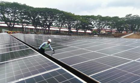 Panel surya di fasilitas produksi PT HM Sampoerna Tbk.