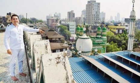 Panel surya yang dipasang di atas Masjid Jame di Mumbai, India..