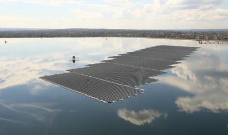 Panel Tenaga Surya Terapung di Waduk Queen Elizabeth II di dekat London, Inggris