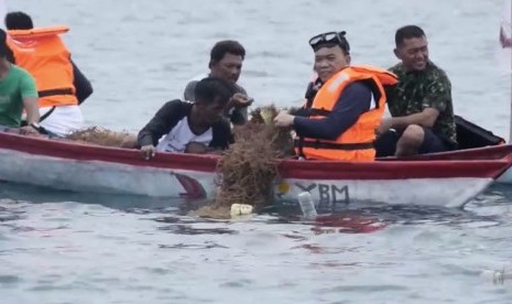 Panen Perdana Budidaya Rumput Laut. Bupati Halmahera Barat Danny Missy mengunjungi Menteri Koperasi dan Usaha Kecil Menengah (UKM) Teten Masduki untuk membahas pengembangan UKM, terutama sektor budi daya pertanian.