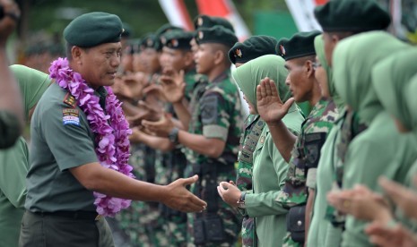 Pangdam II/Sriwijaya, Mayor Jenderal TNI AM Putranto (kiri).