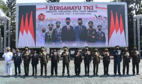 Pangdam III Siliwangi bersama Forkopimda mengikuti upacara HUT TNI ke76 secara virtual di Lapangan Makodam.