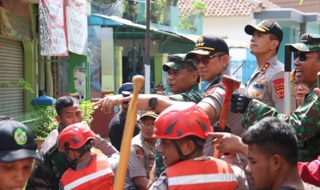 Pangdam III Siliwangi dan Kapolda Jabar tinjau lokasi banjir Dayeuhkolot.