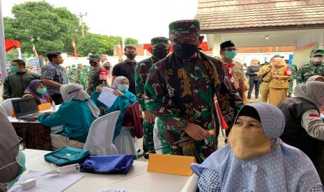 Pangdam III Siliwangi, Mayjen Agus Subiyanto, meninjau kegiatan vaksinasi di Kecamatan Samarang, Kabupaten Garut, belum lama ini.