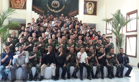 Pangdam III Siliwangi Mayjen TNI Besar Harto Karyawan berfoto bersama insan media Coffee Morning Pangdam III Siliwangi di Makodam III Siliwangi di Bandung, Rabu (25/7). Foto: Djoko Suceno/Republika