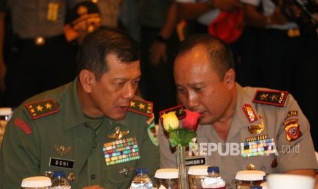 Pangdam III Siliwangi Mayjen TNI Doni Monardo (kiri) berbicara dengan Kapolda Jabar Irjen Pol Drs Agung Budi M disela-sela acara Commando Call di Graha Manggala Siliwangi, Jumat (24/11). 