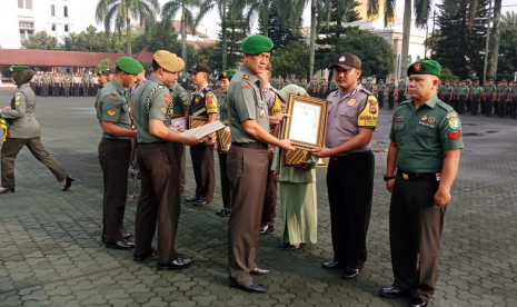 Pangdam III Siliwangi Mayjen TNI Doni Monardo menyerahkan penghargaan kepada empat anggota Bhabinkamtibmas Polda Jabar.