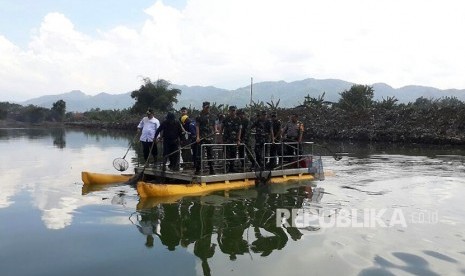 Pangdam III Siliwangi, Mayjen TNI Doni Monardo turun langsung mengambil sampah yang berada di aliran sungai Citarum di Kampung Cijagra, Desa Bojongsoang, Kabupaten Bandung, Jumat (2/3).