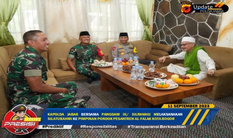 Pangdam III Siliwangi, Mayjen TNI Erwin Djatniko dan Kapolda Jabar, Irjen Pol Dr Akhmad Wiyagus bersilaturahmi dengan Pimpinan Ponpes Al Falak, Syekh Al-Hakim Agus Fauzan bin KH Tubagus Zaini Dahlan Thahir Falak, Bogor.