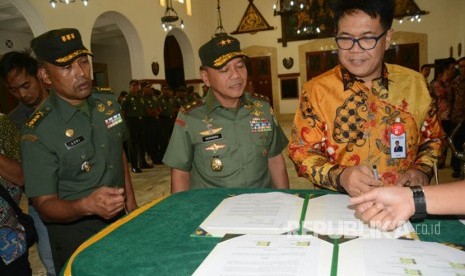 Pangdam III Siliwangi Mayjen TNI Herindra (tengah)  menyaksikan penandatanganan MOU program bedah rumah untuk 724 veteran bersama sejumlah BUMN di Makodam Selasa (8/8). 