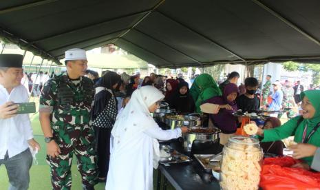 Pangdam III Siliwangi Mayjen TNI Kunto Arief Wibowo (peci putih) mengecek hidangan sarapan yang tengah dinikmati masyarakat dalam acara Muhasabah dan Istighosah di Masjid Agung Cianjur, Jalan Siti Jenab No. 21, Kabupaten Cianjur, Ahad (19/2/2023).