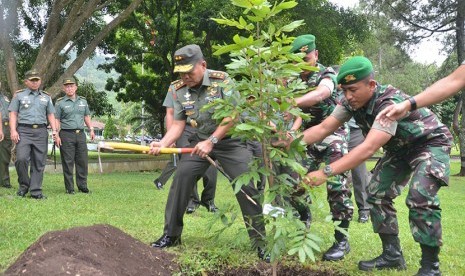  Pangdam III/Siliwangi  Mayjen TNI M Herindra menanam pohon disaksikan Danrem 062/TN  Kolonel Inf Joko Hadi Susilo SIP serta para perwira Jajaran Korem 062/TN bertemmpat di Makodum Sumedang, Senin (30/1).