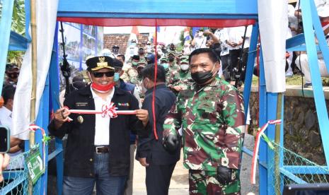 Pangdam III Siliwangi, Mayjen TNI Nugroho Budi Wiryanto saat meresmikan jembatan gantung yang dibangun prajurit Siliwangi