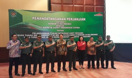 Pangdam III Siliwangi Mayjen TNI Tri Soewandono dan Dirut PT KCIC Chandra Dwi Putra saat acara penandatanganan tukar lahan negara.