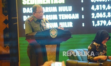 Pangdam III/Siliwangi Mayjen TNI Tri Soewandono menjelaskan tentang perkembangan Sungai Citarum saat ini saat Rapat Evaluasi Satu Tahun Program Citarum Harum, di Graha Manggala Siliwangi, Kota Bandung, Selasa (15/1).