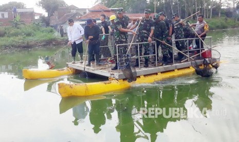 Pangdam III Siliwangi MayjenTNI Doni Monardo turun langsung mengambil sampah di aliran sungai Citarum, di Kampung Cijagra, Desa Bojongsoang, Kabupaten Bandung, Jumat (2/3).