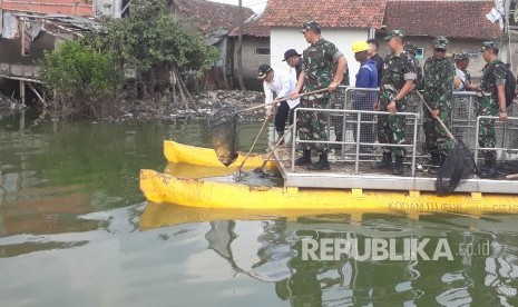 Pangdam III Siliwangi MayjenTNI Doni Monardo turun langsung mengambil sampah di aliran sungai Citarum, di Kampung Cijagra, Desa Bojongsoang, Kabupaten Bandung, Jumat (2/3).