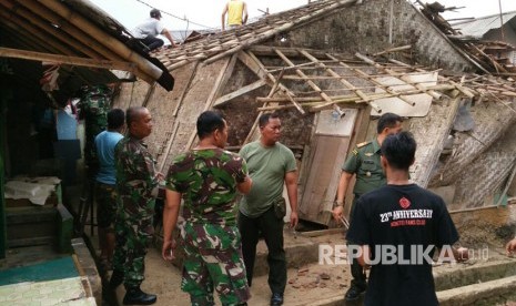 Pangdam III Siliwangi melakukan rehab rumah mak cacih di Cisaat.