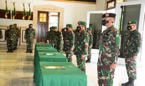 Pangdam III Siliwangi memimpin sertijab sejumlah pejabat.  