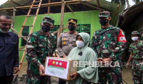 Mayjen TNI Achmad Marzuki (kedua kiri) saat masih menjadi Pangdam Iskandar Muda (IM) bersama Wali Kota Lhokseumawe Suadi Yahya (kiri), Dandim 0103 Aceh Utara Letkol Arm Oke Kistiyanto(kanan) dan Kapolres Lhokseumawe AKBP Eko Hartanto (kedia kanan) menyerahkan bantuan bhakti sosial kepada warga saat meninjau program TMMD ke-112, di Desa Cot Trieng, Muara Satu, Lhokseumawe, Aceh, Rabu (29/9/2021). Program TMMD Ke-112 Kodam IM yang dilaksanakan di Lhokseumawea, Aceh Timur dan Subulsaalam itu bertujuan membantu Pemerintah dalam meningkatkan pembangunan dan Kesejahteraan masyarakat di daerah tertinggal/miskin dan pedesaan bekas zona merah konflik Aceh.