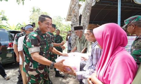 Mayjen TNI Novi Helmy Prasetya (kiri).