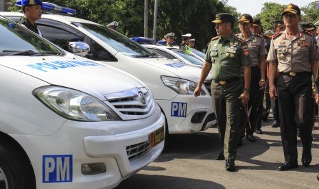 Pangdam IV/Diponegoro Mayjen TNI Tatang Sulaiman (kiri) dan Kapolda Jawa Tengah Irjen Pol Condro Kirono (kanan) memeriksa anggota pasukan saat apel pengamanan untuk pernikahan Kahiyang Ayu dengan Bobby Nasution di Manahan, Solo, Jawa Tengah, Jumat (3/11).