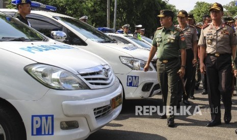 Pangdam IV/Diponegoro Mayjen TNI Tatang Sulaiman (kiri) dan Kapolda Jawa Tengah Irjen Pol Condro Kirono (kanan) memeriksa anggota pasukan saat apel pengamanan untuk pernikahan Kahiyang Ayu dengan Bobby Nasution di Manahan, Solo, Jawa Tengah (ilustrasi)