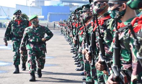 Pangdam IV/Diponegoro, Mayjen TNI Bakti Agus Fadjari SIP MSi memeriksa pasukan Satgas Pamtas Yonif Raider 400/BR sebelum pemberangkatan menuju medan tugas di perbatasan RI- PNG, dalam acara pelepasan yang dilaksanakan di dermaga Pelabuhan Tanjung Emas, Semarang, Senin (24/8)