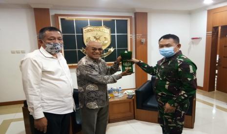 Pangdam Jaya Mayjen Dudung Abdurachman bersama Rektor Unas Dr El Amry Bermawi Putera. 