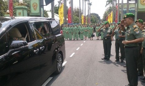 Pangdam Jaya Mayjen Joni Supriyanto melepas Mayjen Jaswandi di Makodam Jaya, Jumat (23/3).