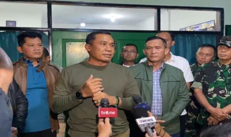 Pangdam Jaya, Mayjen Mohamad Hasan menggelar jumpa pers di lokasi ledakan gudang peluru Sabtu (30/3/2024) malam WIB.