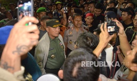 Pangdam XIII/Merdeka, Mayjen Inf, Tiopan Aritonang (kiri) bersama Wakapolda Sulut, Brigjen Pol. Johny Asadoma (kanan) berdialog dengan perwakilan Ormas Adat yang terlibat bentrok saat memaksa mendatangi lokasi Tabligh Akbar di Kelurahan Karame, Manado, Sulawesi Utara, Selasa (16/10).