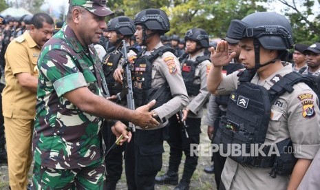 Pangdam XVII/Cendrawasih Mayjen TNI Herman Asaribab (kedua kiri)