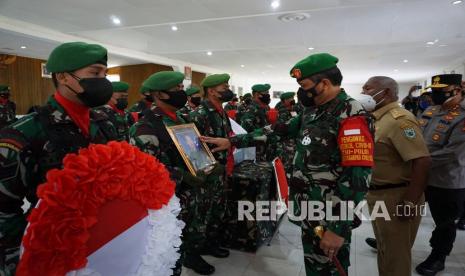 Pangdam XVIII Kasuari Mayjen TNI I Nyoman Cantiasa (ketiga kanan) disaksikan Gubernur Papua Barat Dominggus Mandacan (kedua kanan) dan Kapolda Papua Barat Irjen Pol. Tornagogo Sihombing (kanan) memegang foto prajuritnya yang gugur saat pelepasan jenazah di Markas Komando Korem 181/PVT Kota Sorong, Papua Barat, Jumat (3/9/2021). Empat jenazah prajurit TNI AD, korban penyerangan Kelompok Separatis Teroris (KST) di Pos Persiapan Koramil Kisor Distrik Aifat, Kabupaten Maybrat, Papua Barat diberangkatkan ke daerah masing-masing untuk dimakamkan. 