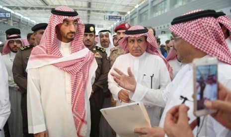 Pangeran Abdulah bin Bandar tengah melakukan inspeksi ke Bandara King Abdul Aziz, Jeddah, (Ahad ,30/7).