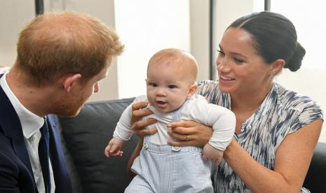 Pangeran Archie diapit ayah dan ibunya, Pangeran Harry dan Meghan Markle. Sebelum Archie lahir, keluarga kerajaan Inggris dikabarkan sempat bertanya-tanya tentang kemungkinan warna kulit Archie yang memiliki orang tua berbeda ras.