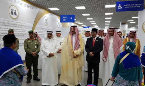 Pangeran Faisal Ibnu Salman bin Abdul Aziz Al Saud (tengah), yang juga Gubernur Madinah.