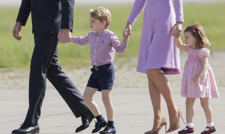 Pangeran George bersama adiknya Putri Charlotte saat mengikuti kunjungan kenegaraan orangtuanya di Hamburg, Jerman.