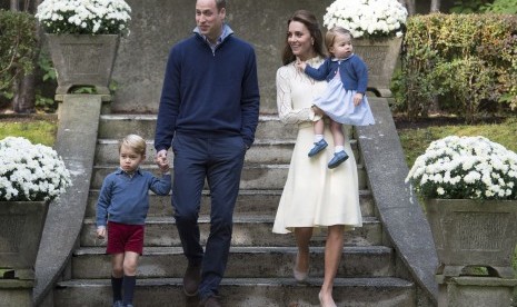 Pangeran George bersama ayahnya Pangeran William dan Kate Middleton bersama Putri Charlotte.