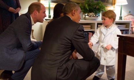 Pangeran George dengan mengenakan jubah tidurnya menyapa Presiden Obama, Jumat, 22 April 2016.