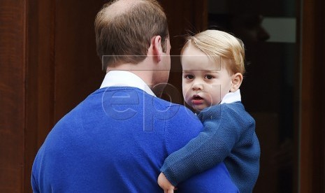 Pangeran George di pelukan ayahnya, Pangeran William.